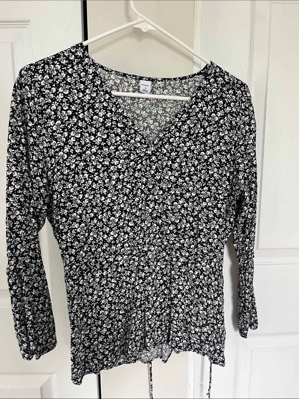 Old Navy Black & White Floral V-Neck Long Sleeve Blouse